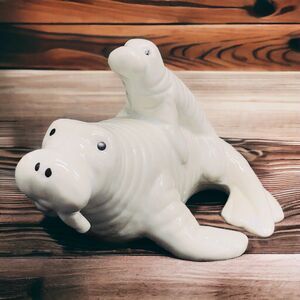 White Ceramic MOM Dad AND BABY WALRUS FIGURINE Zoo Aquarium Souvenir ￼GOT